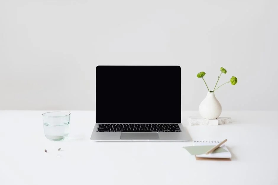 Des blocs en bois formant les mots web design mettent en valeur avec créativité un concept de design numérique.