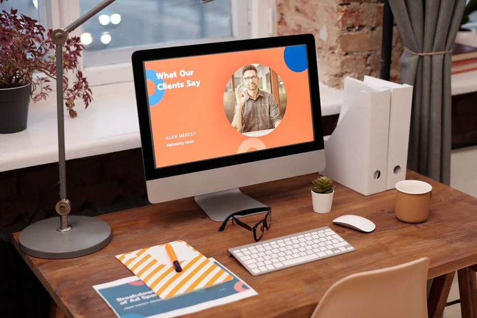 Un espace de travail élégant avec un ordinateur portable et des écrans affichant un logiciel de design.